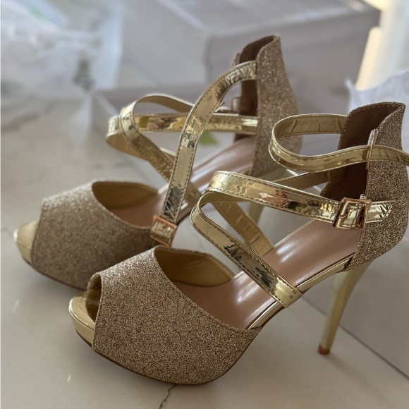 Elegant Gold Glitter Women's Heels - Picture 1 of 3